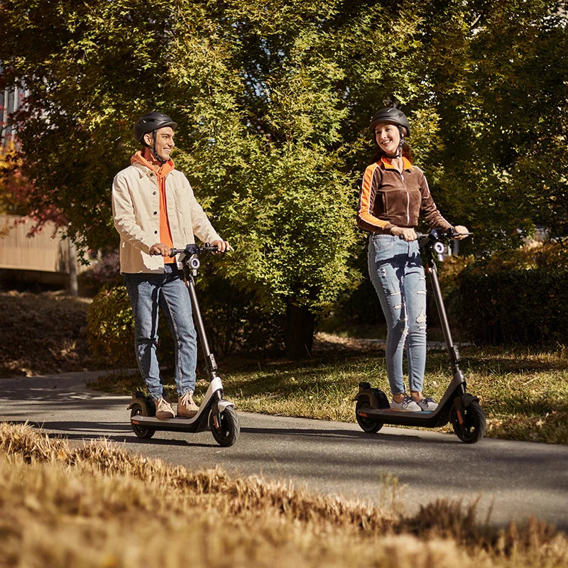 Trottinette électrique NIU KQi2 Pro ES-GY grise vue latérale, avec cadre robuste, grandes roues, éclairage LED et design moderne pour la ville.