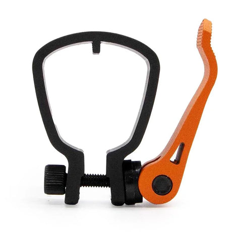 Fermeture de guidon orange compatible KuKirin G2 Max (Kugoo), vue de trois quarts, pièce de verrouillage du mécanisme de pliage de la trottinette électrique.