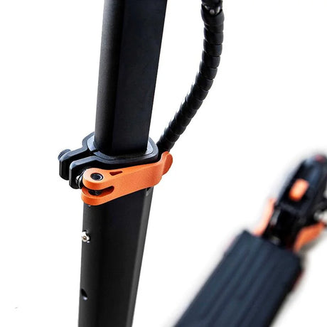 Fermeture de guidon orange pour trottinette électrique KuKirin G2 Max (Kugoo), vue arrière mettant en évidence le système de verrouillage et les points de fixation.