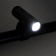 Lampe frontale rechargeable EWL012 de 400 lumens avec fixation pour guidon de vélo ou trottinette électrique, offrant un éclairage puissant.
