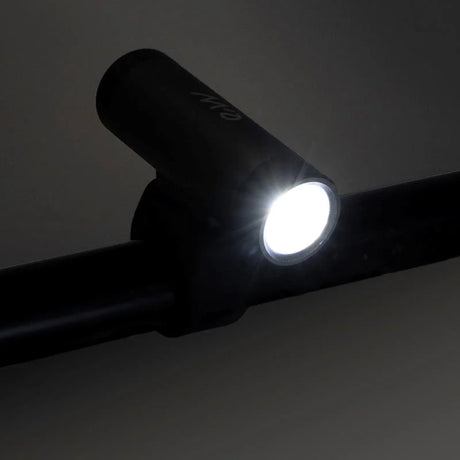 Lampe frontale rechargeable EWL012 de 400 lumens avec fixation pour guidon de vélo ou trottinette électrique, offrant un éclairage puissant.