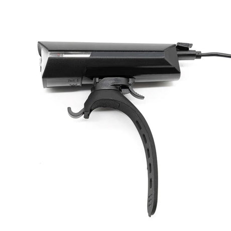 Vue de la lampe LED rechargeable EWL015 300 lumens avec éclairage blanc puissant, idéale pour améliorer la visibilité à vélo ou en trottinette électrique.