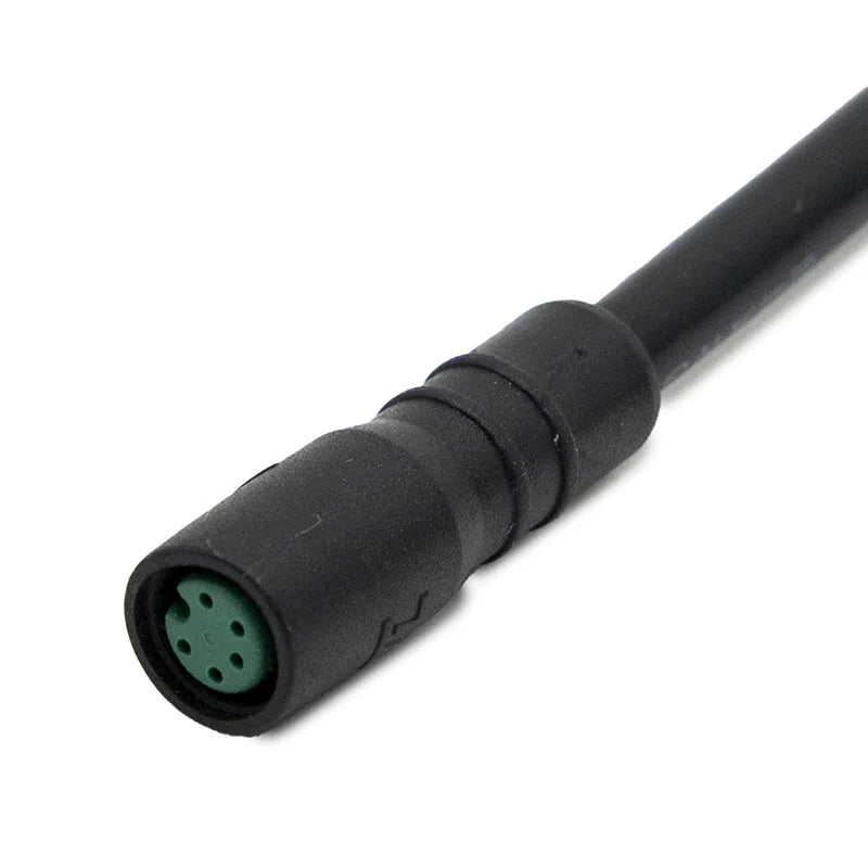 Vue du câble display avec connecteur waterproof compatible Navee N65, conçu pour relier l'écran au contrôleur de la trottinette électrique.