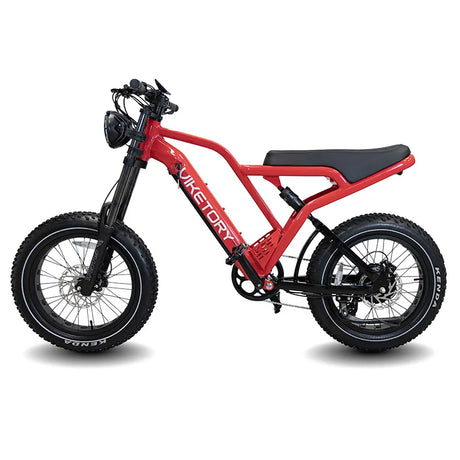 Vélo électrique Commando rouge RideBack vu de profil, avec cadre robuste, batterie intégrée et équipement conçu pour le confort et la polyvalence.