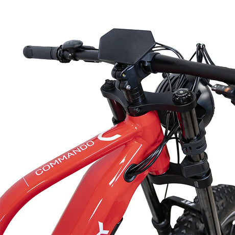 Vélo électrique Commando rouge RideBack sous un angle différent, mettant en valeur son design sportif, sa batterie intégrée et sa conception robuste.