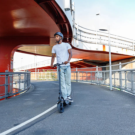 Trottinette électrique NIU KQi 100F ES-BK noire avec plateforme spacieuse, système pliable, pneus confortables et design élégant pour la ville.