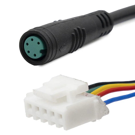 Détail du câble contrôleur-affichage compatible NIU KQi3, pièce de rechange permettant la communication entre l’écran et le contrôleur de la trottinette électrique.
