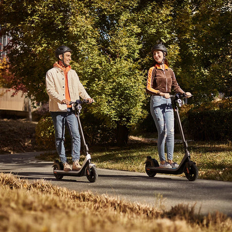 Trottinette électrique NIU KQi2 Pro ES-GY grise vue latérale, avec cadre robuste, grandes roues, éclairage LED et design moderne pour la ville.