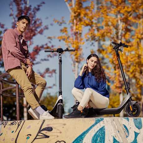Trottinette électrique NIU KQi2 Pro ES-GY grise avec plateforme large, pneus confortables, guidon ergonomique et design élégant pour les déplacements urbains.