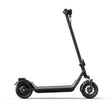 Trottinette électrique NIU KQi 100P ES-GY grise avec design moderne, moteur performant, roues confortables et idéale pour les déplacements urbains quotidiens.