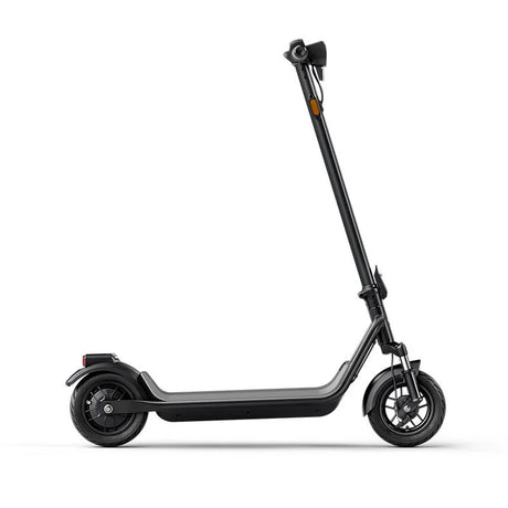 Trottinette électrique NIU KQi 100P ES-GY grise avec design moderne, moteur performant, roues confortables et idéale pour les déplacements urbains quotidiens.