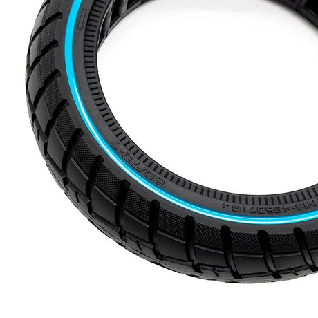 Pneu plein ultraléger off-road 60/70-7 B50 Ewheel avec ligne bleue, conçu pour trottinette électrique, résistant aux crevaisons et adapté aux terrains accidentés.