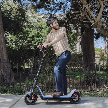 Trottinette électrique NIU KQi 300X ES-BG beige avec plateforme large, pneus confortables, suspension avancée et conception haut de gamme pour la ville.