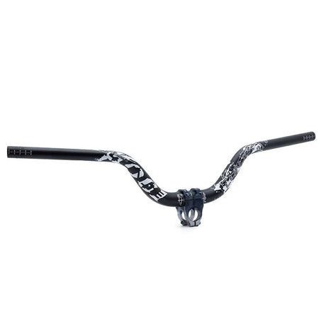 Vue du guidon noir de 720 mm avec élévation de 90 mm, offrant une excellente prise en main et un confort optimal pour le vélo et le VTT.