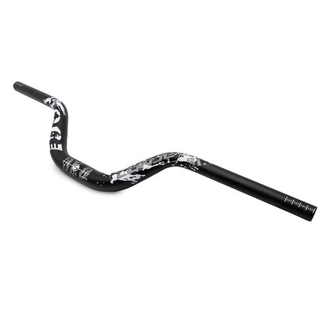 Détail du guidon noir de 720 mm avec élévation de 90 mm, conçu en alliage robuste pour améliorer le confort et la maîtrise du vélo.