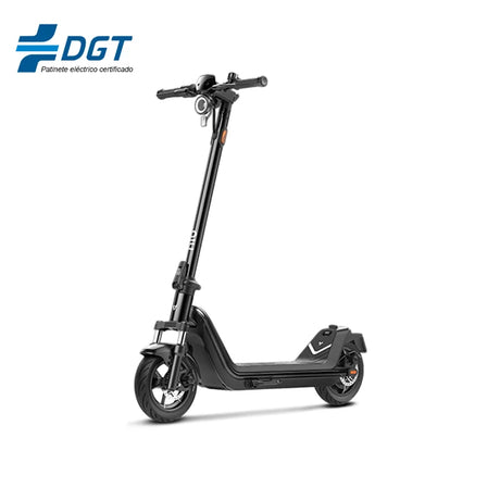 Trottinette électrique NIU KQi 300P noire avec châssis robuste, grandes roues, suspension confortable et design élégant adapté aux déplacements urbains.