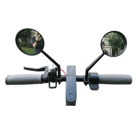 Paire de rétroviseurs pour vélo et scooter avec fixation au guidon, offrant une meilleure visibilité arrière et une conduite plus sûre.