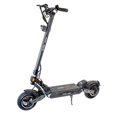 Trottinette électrique Odyssr Rodeo Mono 52V 18Ah avec moteur performant, suspension confortable, pneus tout-terrain et design moderne polyvalent.