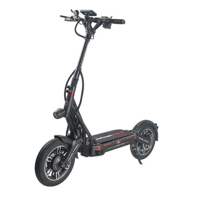 Trottinette électrique Dualtron New City 60V avec grandes roues, plateforme confortable, suspension performante et design urbain moderne.