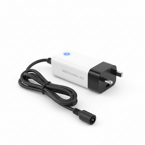Chargeur britannique - 48v, vue principale de face, accessoire et composant d'origine compatible PURE pour véhicule de mobilité urbaine.