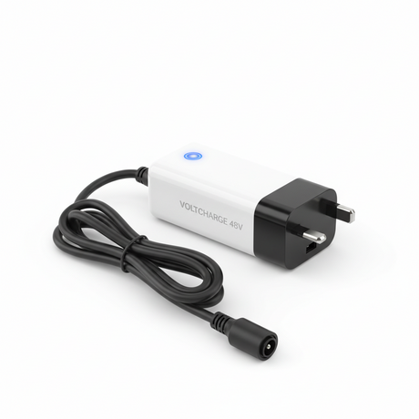 Chargeur britannique - 48v, vue principale de face, accessoire et composant d'origine compatible PURE pour véhicule de mobilité urbaine.