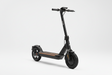 PURE Advance+ McLaren Noir, vue principale de face, accessoire et composant d'origine compatible PURE pour véhicule de mobilité urbaine.