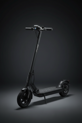 PURE Escape Pro+ Noir, vue principale de face, accessoire et composant d'origine compatible PURE pour véhicule de mobilité urbaine.